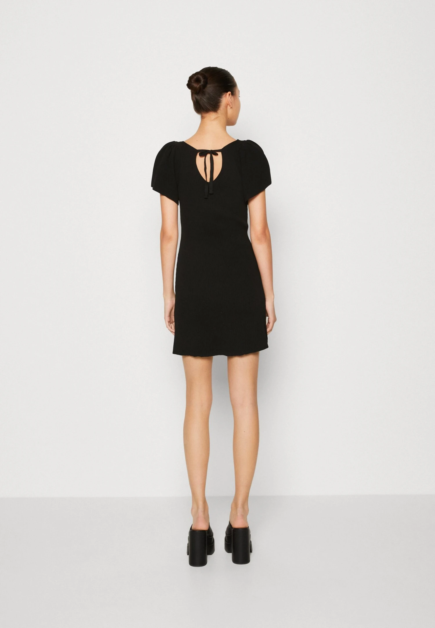 ONLY Onlleelo V-Neck - Shift Dress - Black - Image 3