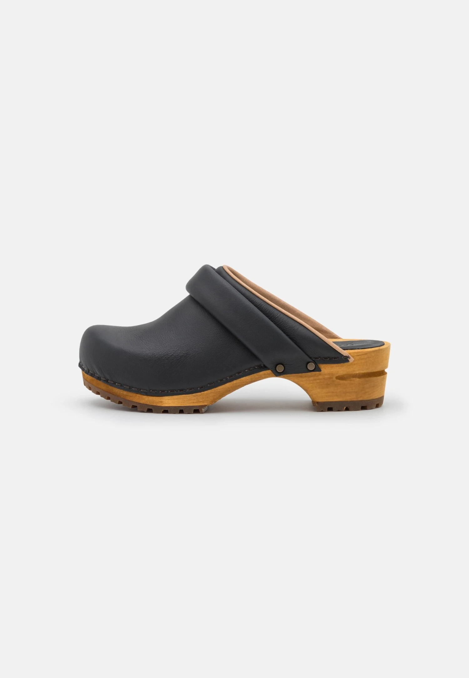 Pavement Gabi - Clogs - Black - Image 2