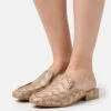 Juicy Couture Portia Jaquard Loafer - Mules - Warm Taupe