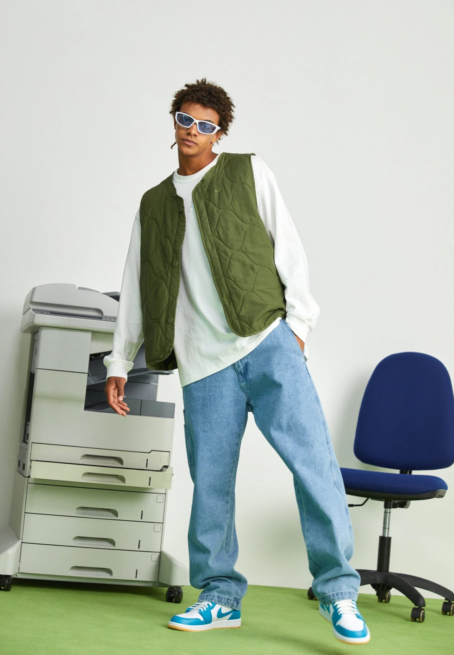 Nike Sportswear Vest - Waistcoat - Cargo Khaki/White - Image 2