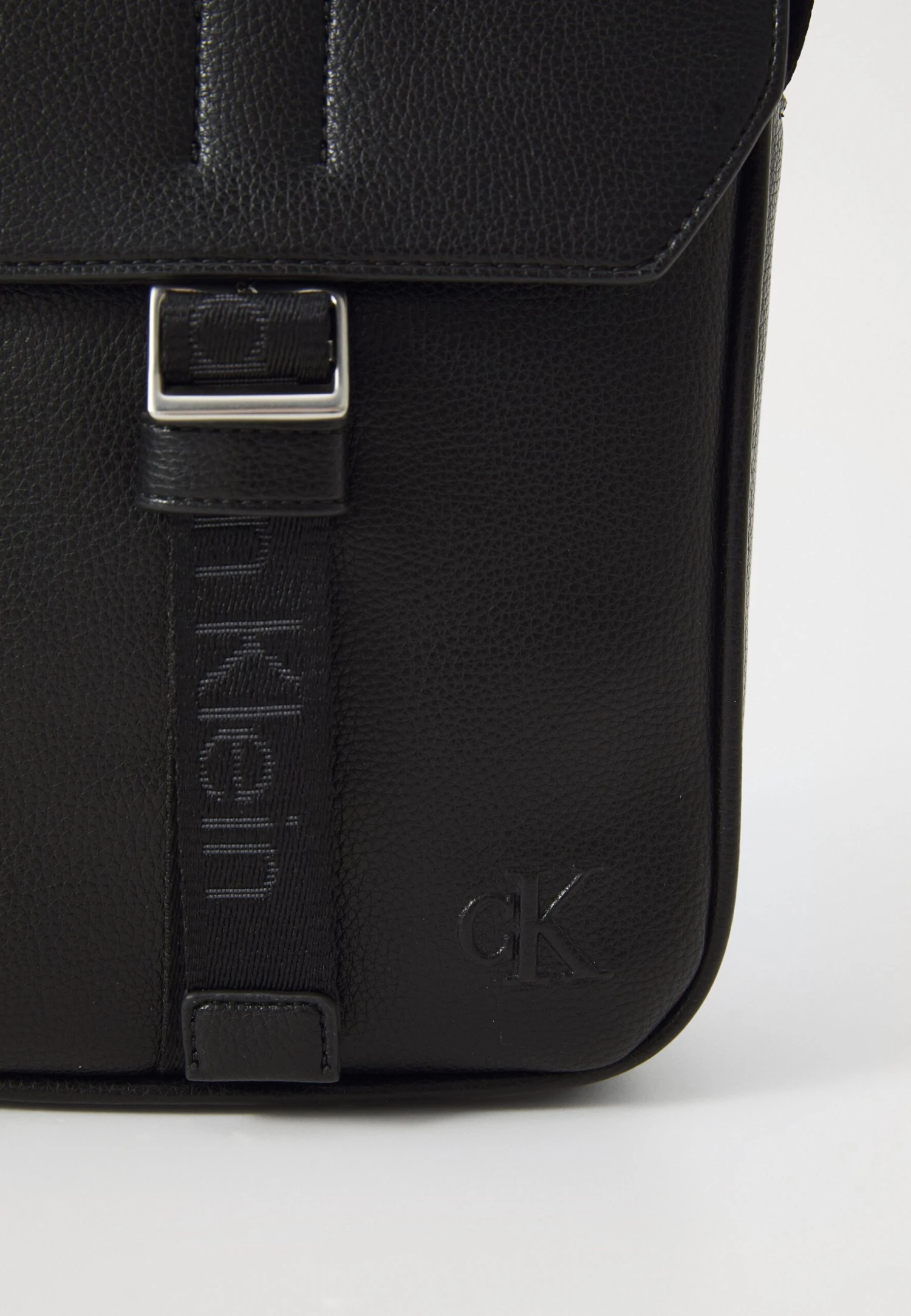 Calvin Klein CARGO - Cross Body Bag - Black - Image 4