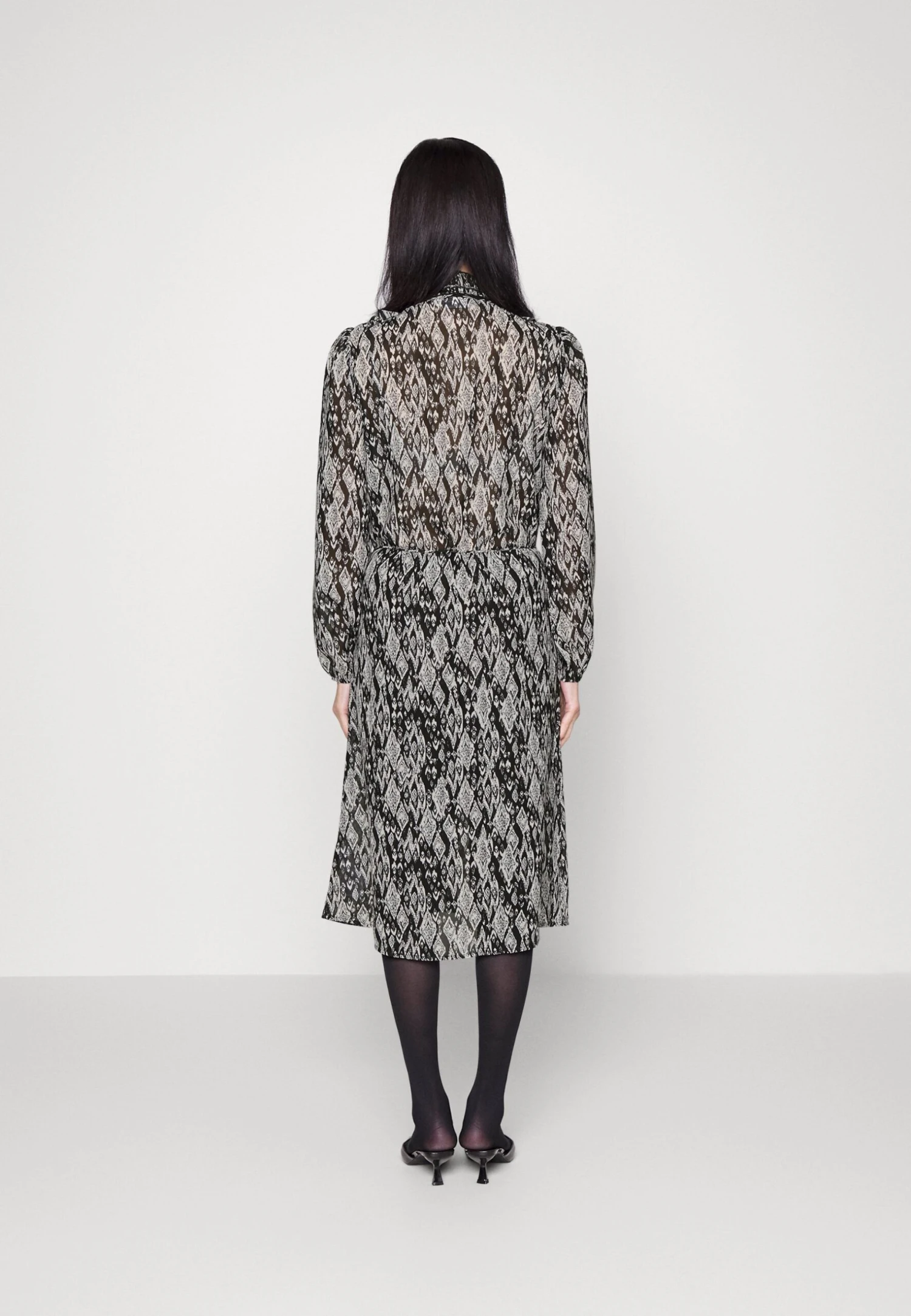 Saint Tropez Liljasz - Shirt Dress - Black Rococo - Image 3