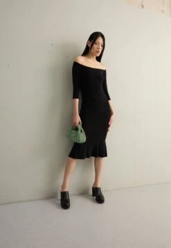 Norma Kamali Off Shoulder Fishtail Dress To Midcalf - Cocktail Dress / Party Dress - Black