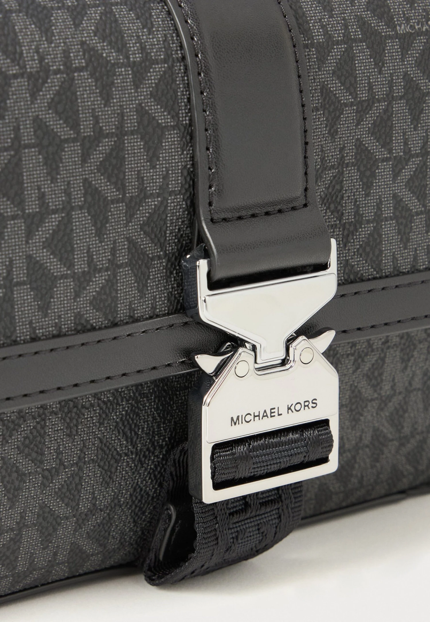 Michael Kors AVIATOR - Cross Body Bag - Black - Image 5