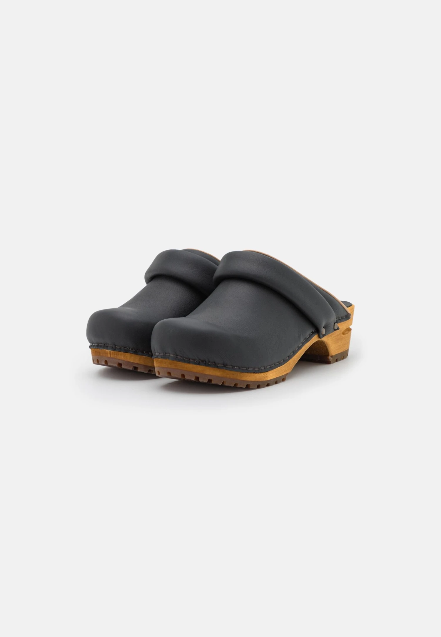 Pavement Gabi - Clogs - Black - Image 3