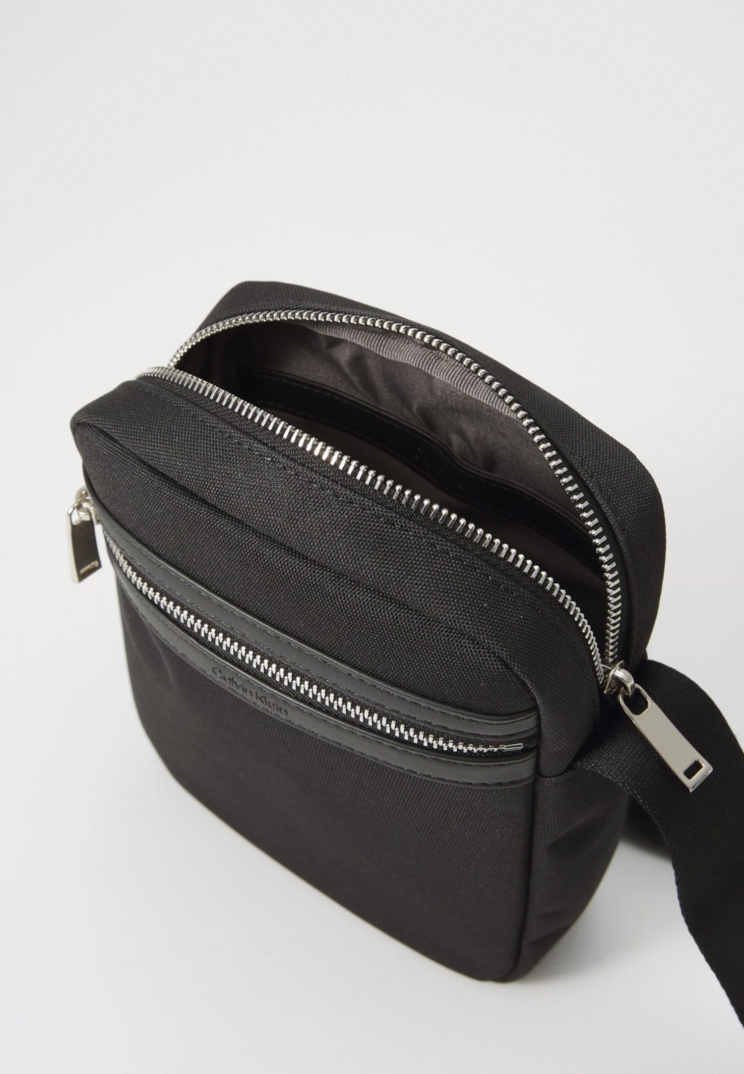 Calvin Klein CONTRAST REPORTER - Cross Body Bag - Black - Image 3