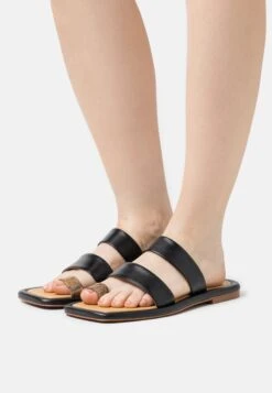 Rejina Pyo Larissa - Mules