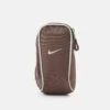 Nike Sportswear Essentials Unisex - Across Body Bag - Plum Eclipse/Sail/Sanddrift