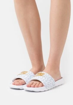 Nike Sportswear Victori One Slide - Mules - White/Wolf Grey/Pure Platinum/Metallic Gold