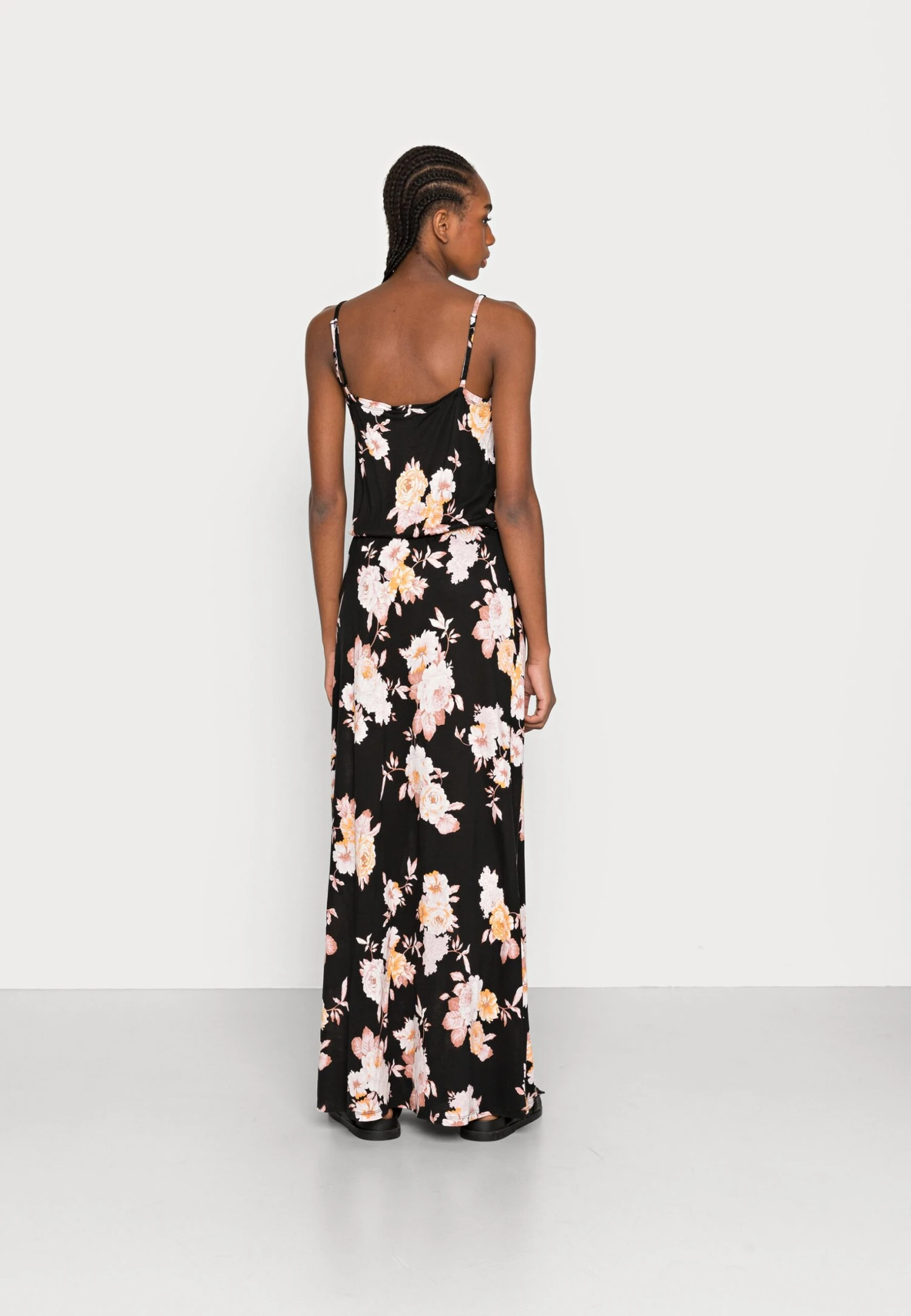 Vila Vikami- Maxi Dress - Black/Flower - Image 3